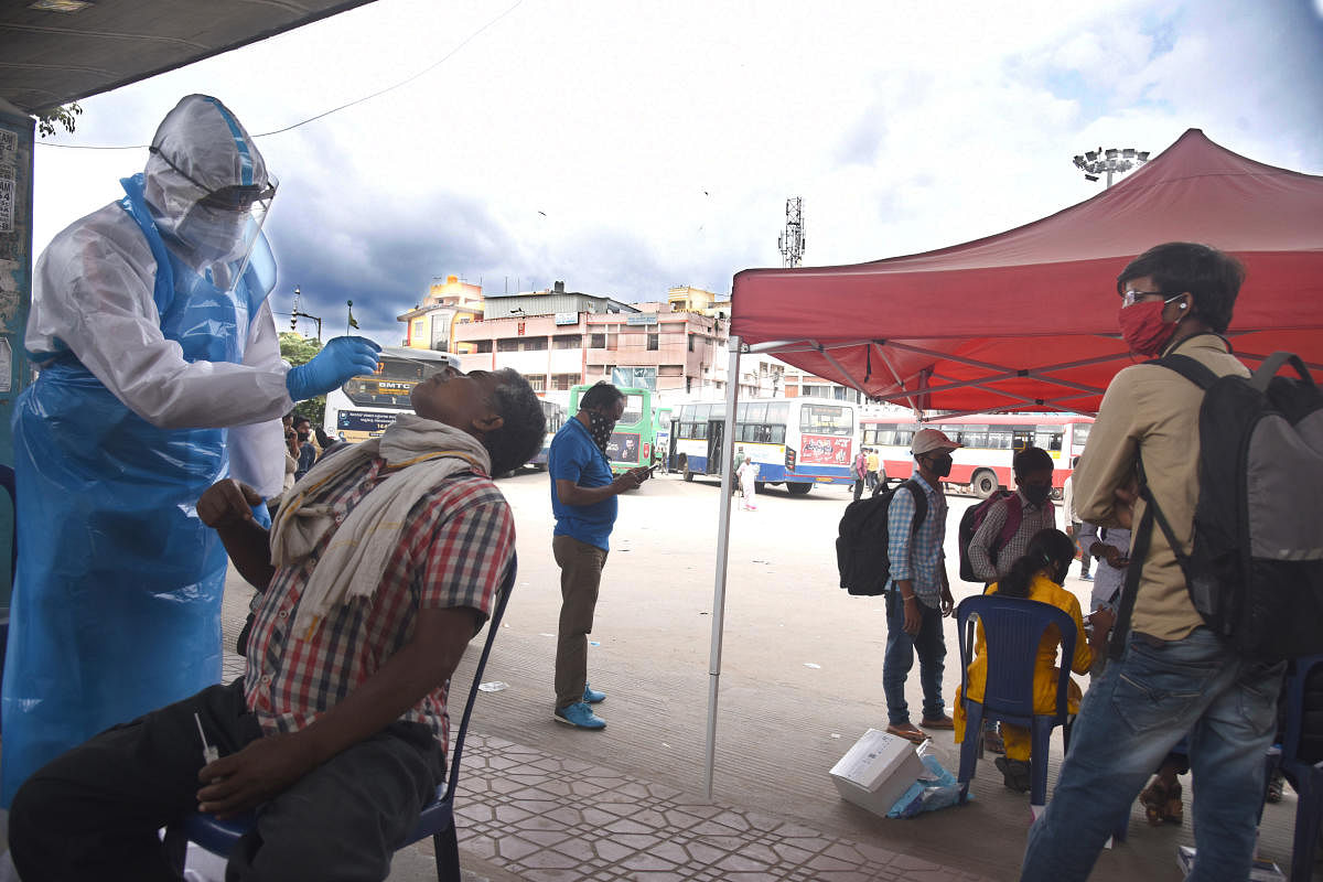 Swab tests at KR Market. BBMP has a team to track down individuals who give the wrong addresses during their Covid tests. DH Photo by S K Dinesh