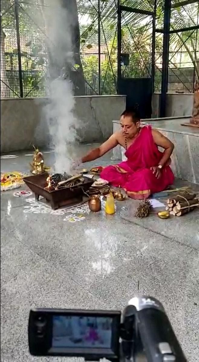 ePuja arranges for ‘havans’ (fire rituals) that can’t be performed in many countries because of fire regulations. Zoom video links are sent to the customer. 