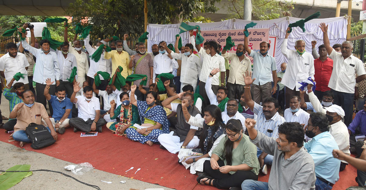 Aikya Horata, a coalition of farmers, workers and Dalit groups, protested in Bengaluru on Monday. DH Photo by SK Dinesh
