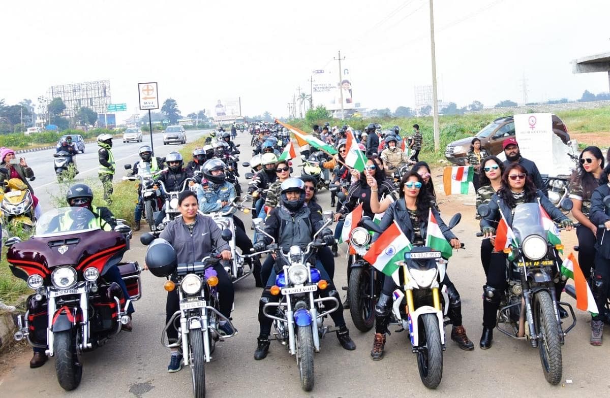 Their latest project was a ride from Hoskote to Kolar on Republic Day. They provided 100 jawan families from Kolar with solar power installation kits.