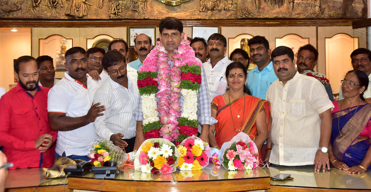 Mayor Premananda Shetty was greeted by Mangalore South MLA D Vedavyas Kamath and other corporators on his first day in the office of Mayor in Mangaluru on Wednesday. DH Photo