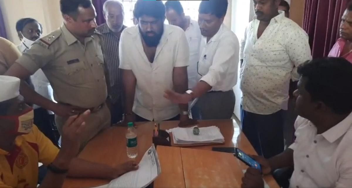 Karnataka Rashtra Samithi activists met with resistance at the taluk office in Nagamangala when they asked officials why they were not wearing their badges. Extreme left: Ravi Krishna Reddy.