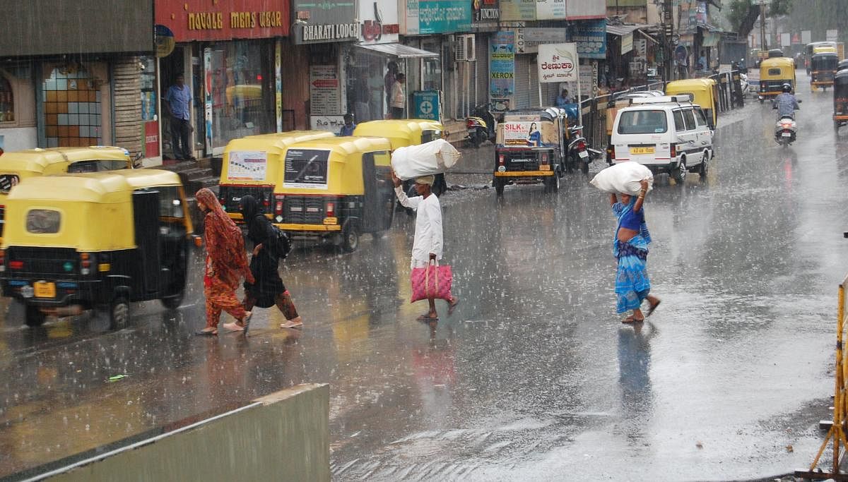 Evening showers brought provided relief from rising mercury in Hubballi on Friday. DH Photo