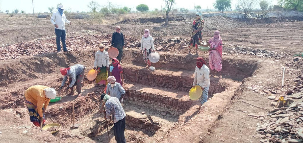 A file photo of workers constructing a pond under the Mahatma Gandhi National Rural Employment Guarantee Scheme. DH Photo