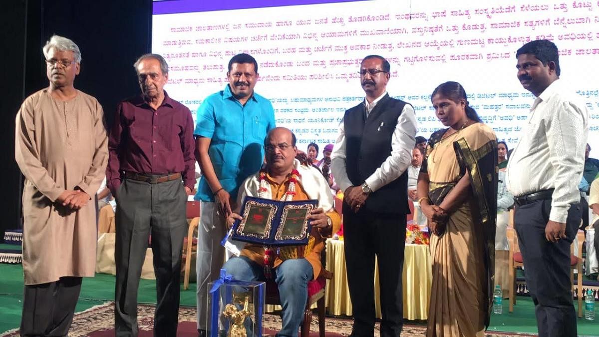 G N Mohan receiving the Kannada Sahitya Academy Award in 2019 for Avadhi. It is the only website to receive such an honour.