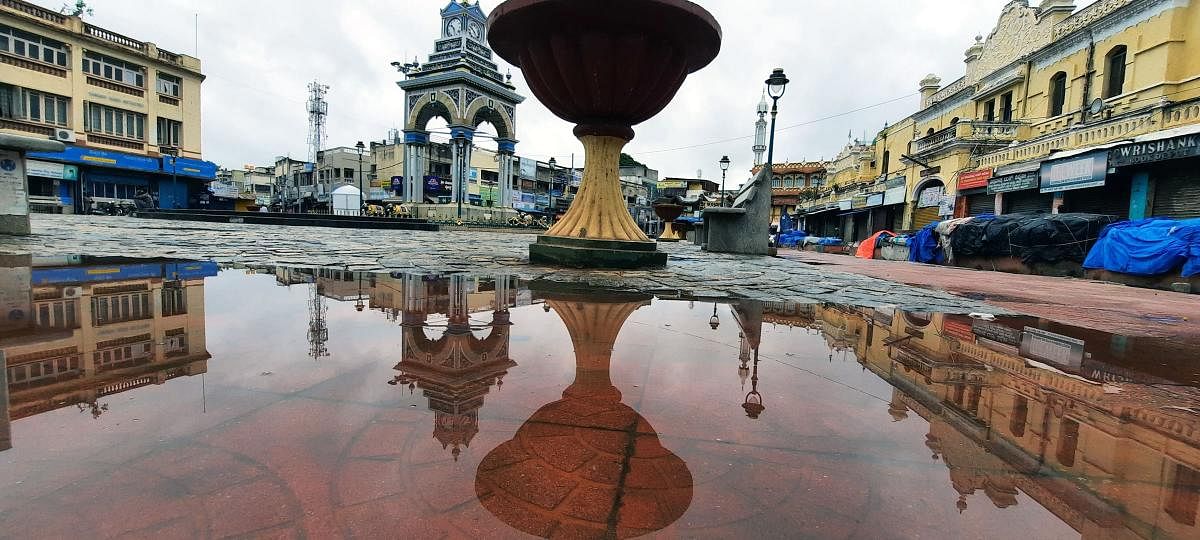 Reflection of the Dufferin Clock (Chikkagadiyara) near Devaraja Market in Mysuru after a spell of rains on Tuesday. DH Photo