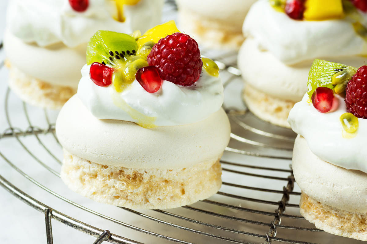 Mini tropical pavlovas