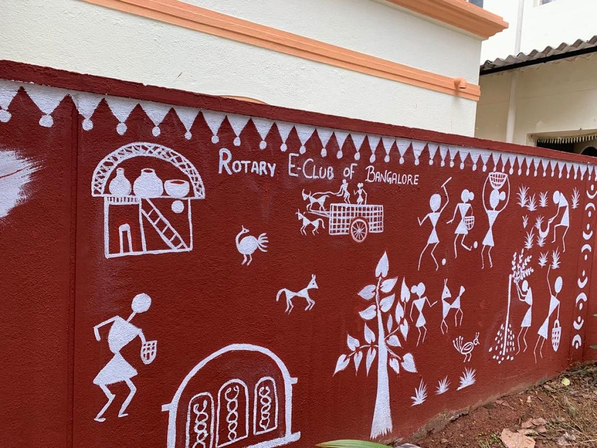 The club cleared out the weeds around the police station, planted trees and beautified the compound walls with traditional Warli paintings.