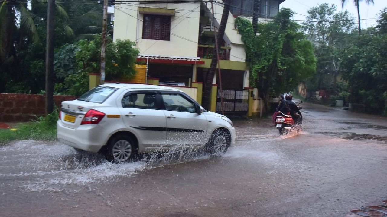 Vehicles wade through inundated Kadri -Kambala road in Mangaluru. DH Photo/Govindraj Javali
