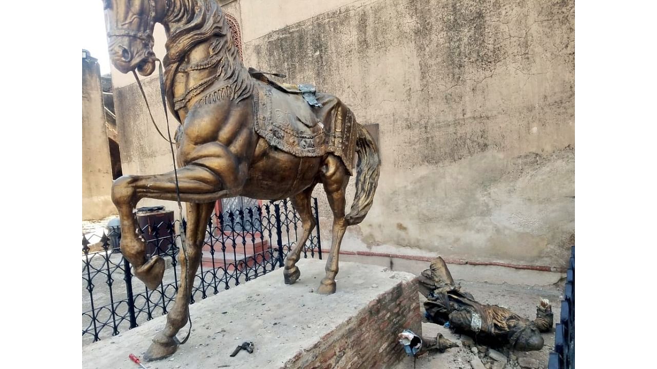 A view of the vandalised statue. Credit: Twitter/@nailainayat