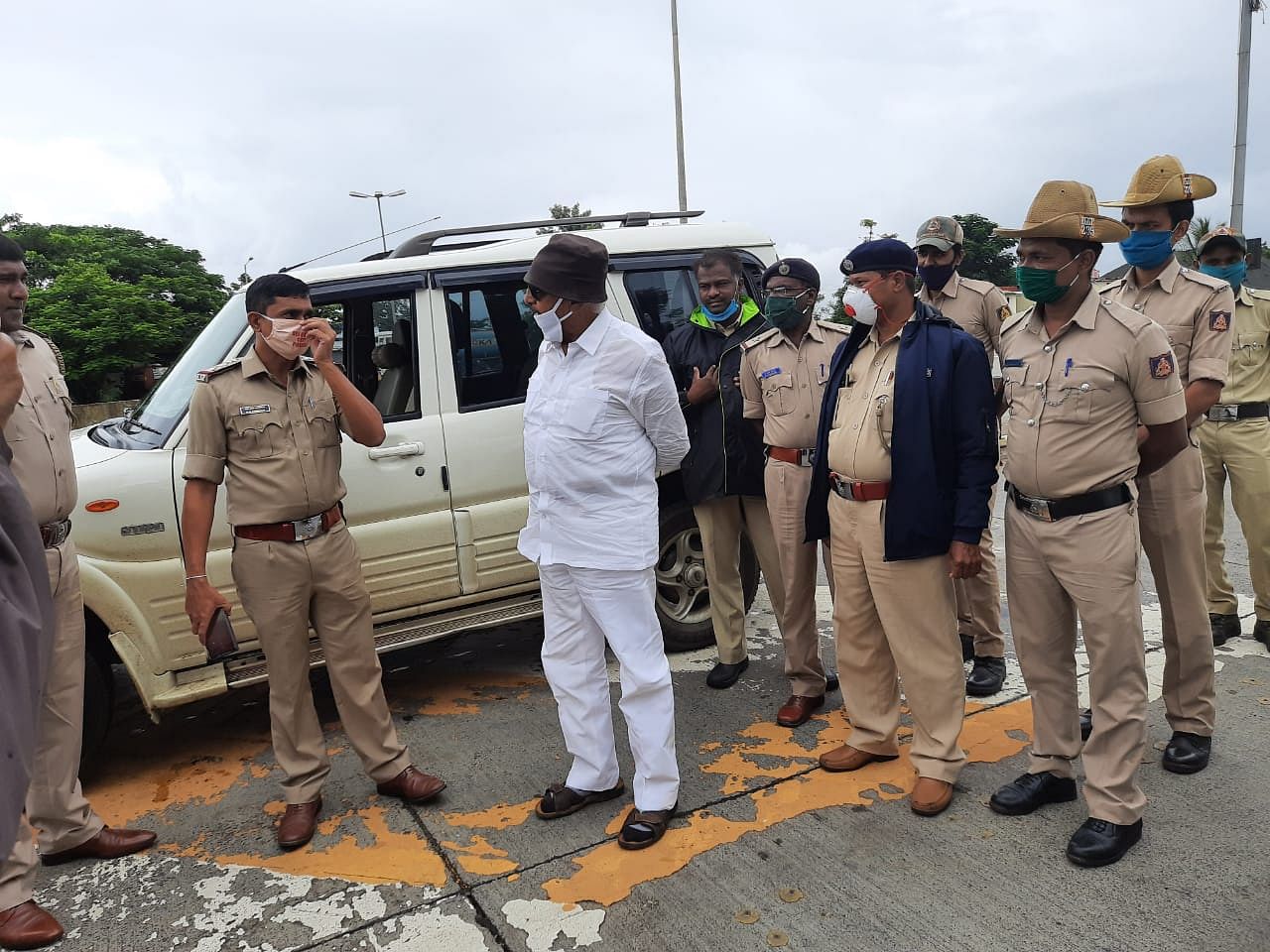 Kannada Chaluvali Vatal Paksha leader Vatal Nagaraj on his way to protest before Suvarna Vidhan Soudha demanding cancellation of SSLC and other degree examinations being detained by City Police near Hirebagewadi in Belagavi. DH Photo