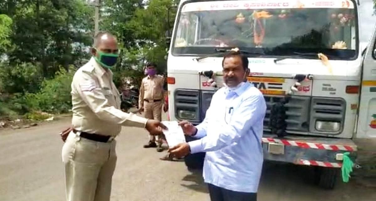 JD(S) MLA from Nagathan constituency Devanand Chavan hands over the sand lorry to Adarshanagar police in Vijayapura on Thursday. Credits: DH Photo
