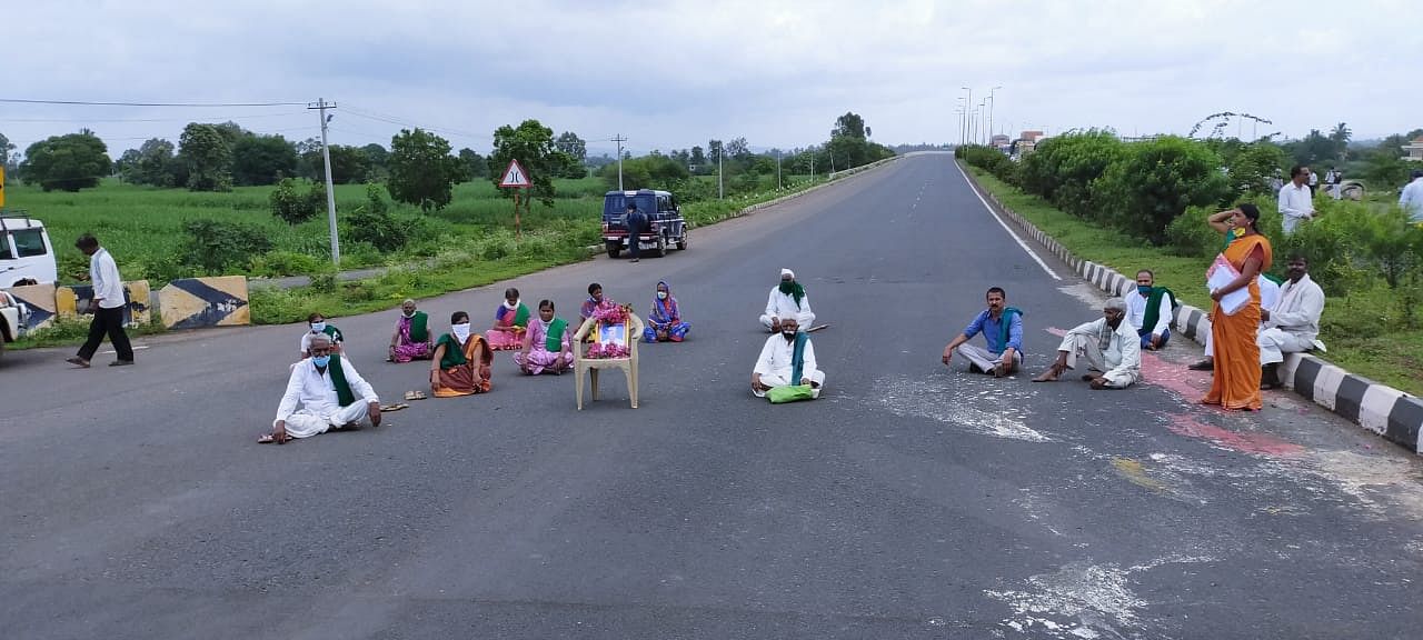 Farmers blocking the Pune-Bengaluru national highway near Dastikoppa village in Kittur taluk in Belagavi district on Saturday demanding withdrawal of Land Reforms Act.