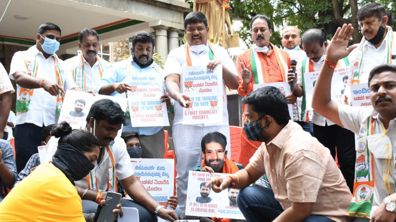 Members of Youth Congress staging a protest and burning photos of BJP National General Secretary CT Ravi regarding his statement changing name of Indira canteen. Credit: DH Photo