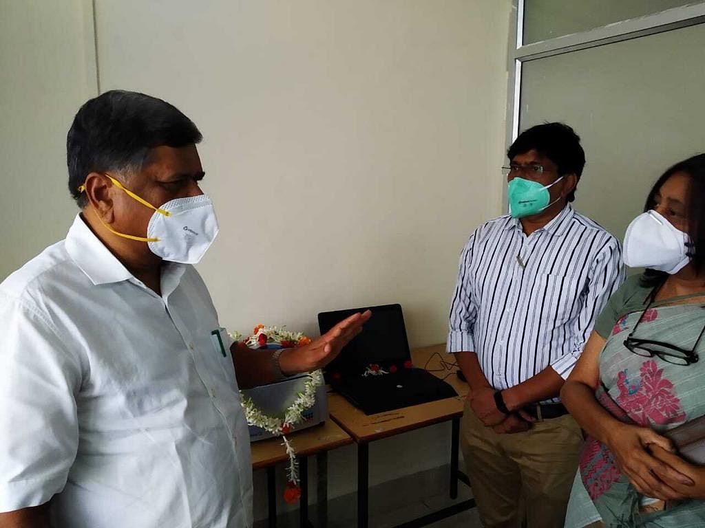 Large & Medium Scale Industries Minister Jagadish Shettar interacting with Karnataka Institute of Medical Institute (KIMS) authorities. Credit: DH Photo