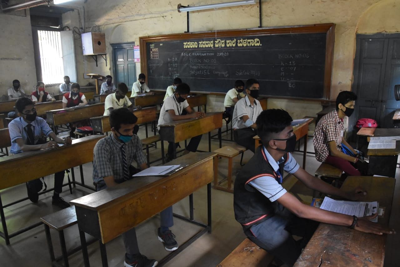 Students awaiting commencement of SSLC examination at examination centre in Belagavi on Thursday. DH photo by Ekanath Agasimani