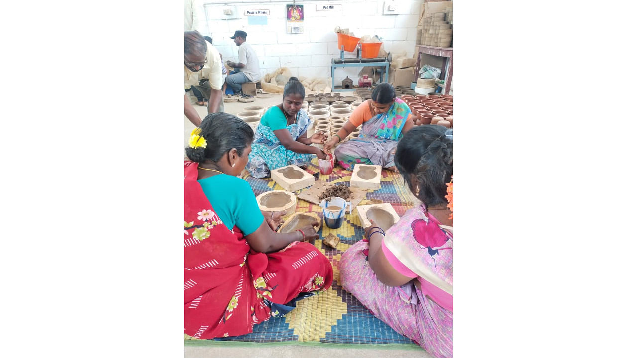 Potters making Microwaveable Clay Products at Perumudivakkam village in Tamil Nadu with technical assistance from RuTAG, IIT Madras. Credit: Special Arrangement