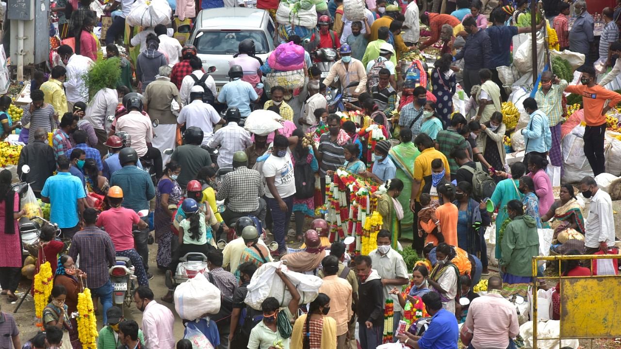 People throng K R Market in Bengaluru ahead of Varamahalakshmi. Credit: DH Photo/Prashanth H G