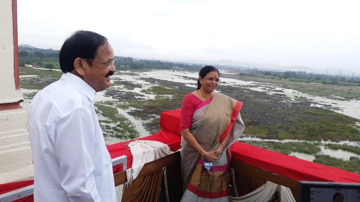 Vice President Venkaiah Naidu on visit to Tungabhadra reservoir. Credit: DH Photo