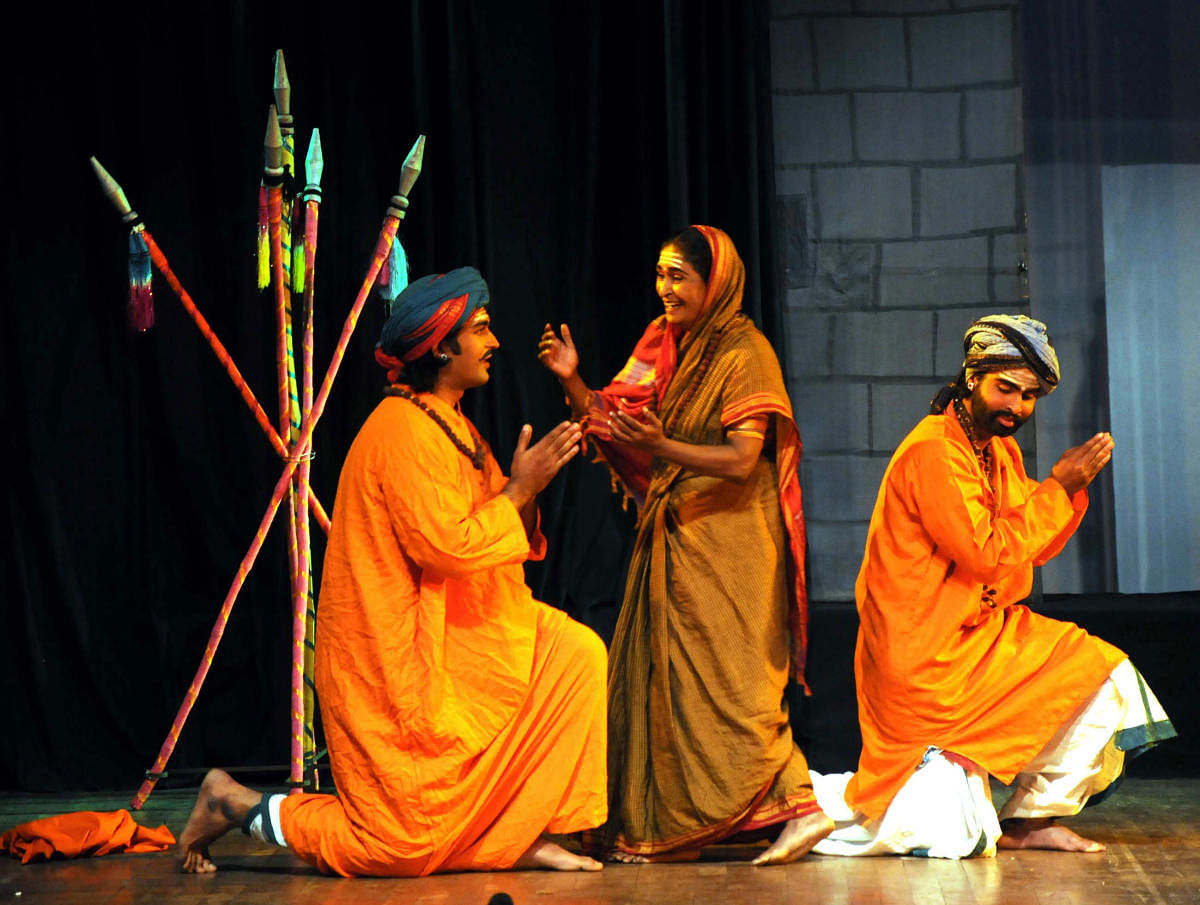 Contemporary staging of a play based on the life of Sangolli Rayanna. In the pre-independence period, North Karnataka’s playwrights adapted dramas featuring historical figures to criticise British rule. Credit: Chandrahas Kotekar