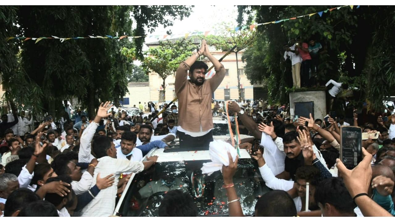 Former minister and Congress leader Vinay Kulkarni greeting supporters on being released on bail from Central Prison, Hindalga in Belagavi on Saturday. Credit: DH photo