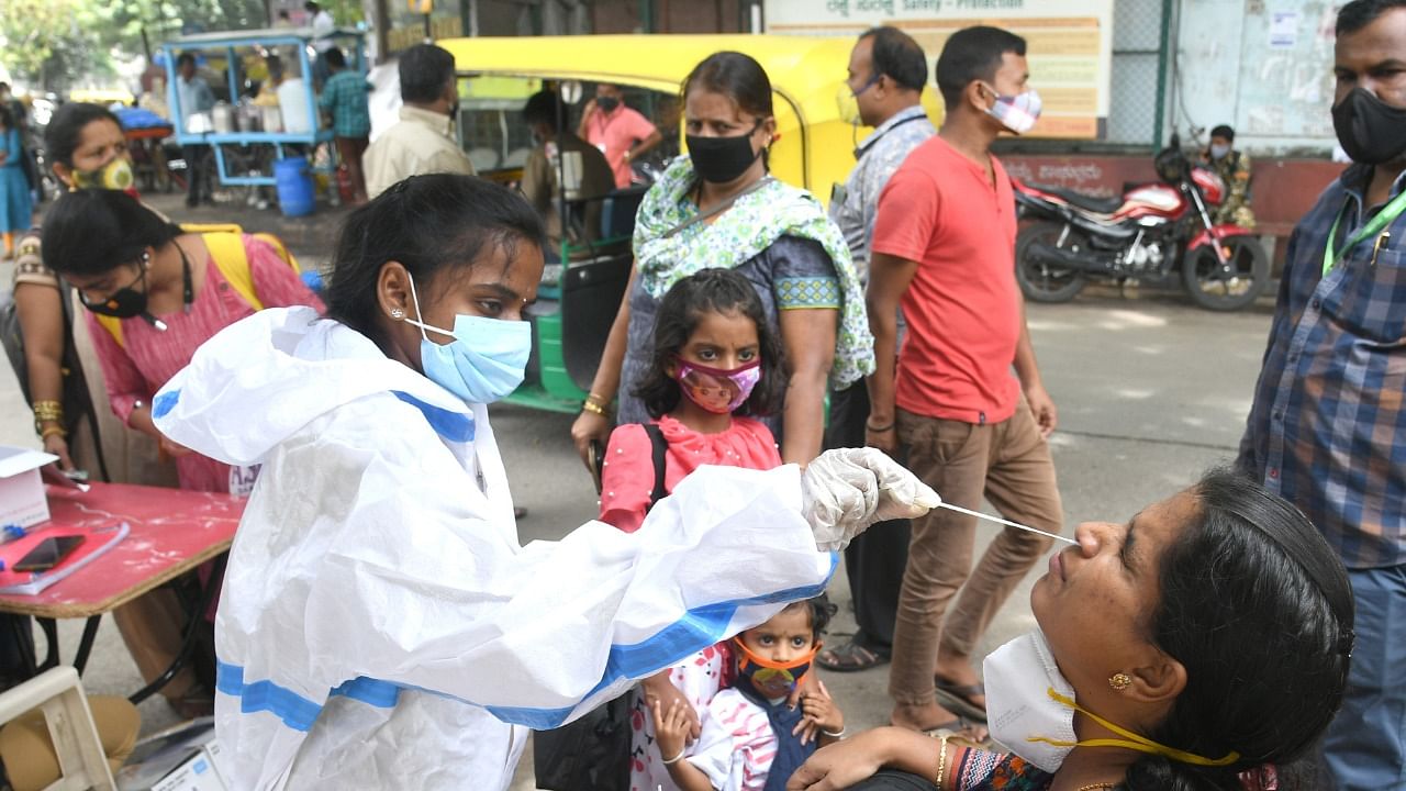 The department said in its bulletin that 1,25,158 Covid-19 tests were conducted on Sunday. Credit: DH Photo/S K Dinesh
