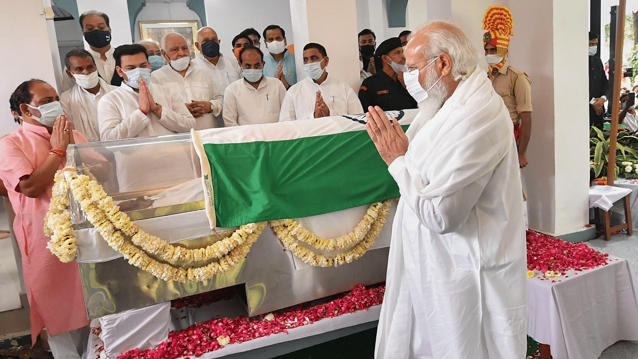 Prime Minister Narendra Modi pays his last respects to BJP veteran and former Governor Kalyan Singh, in Lucknow. Credit: PTI Photo