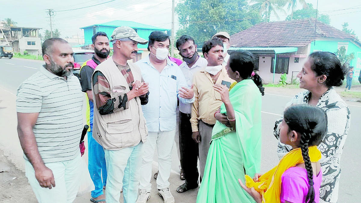 Social activist H K Vivekananda was welcomed on his arrival in Kushalnagar, as a part of his ‘Jnanabhiksha padayatra’.