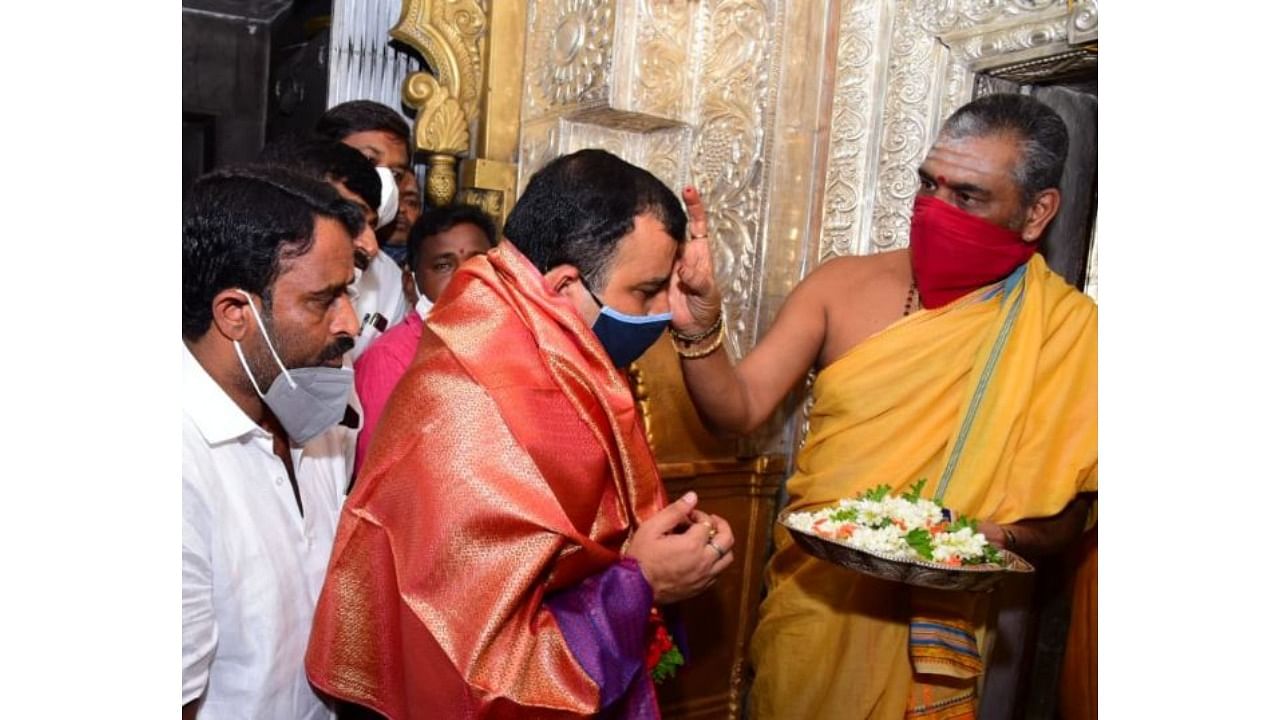 Karnataka Energy Minister Sunil Kumar offers prayers at Chamundeshwari temple during his visit to Mysuru. Credit: Special Arrangement