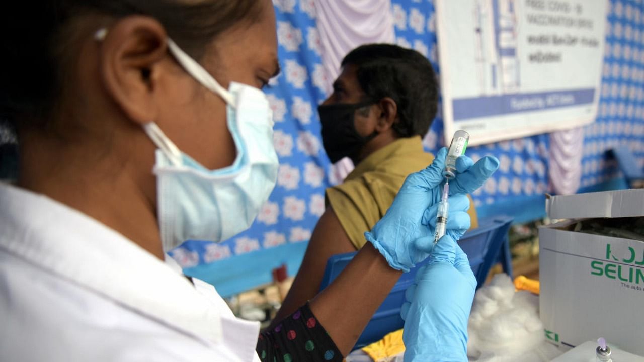 Auto and cab drivers get free vaccination against Coronavirus during a vaccine drive at National College Grounds, Basavanagudi. Credit: DH photo