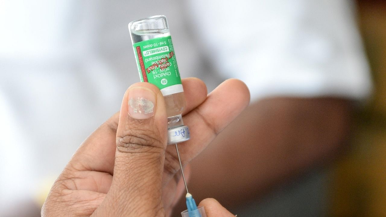 A health worker prepares a dose of SII's Covishield Covid-19 vaccine. Credit: DH File Photo