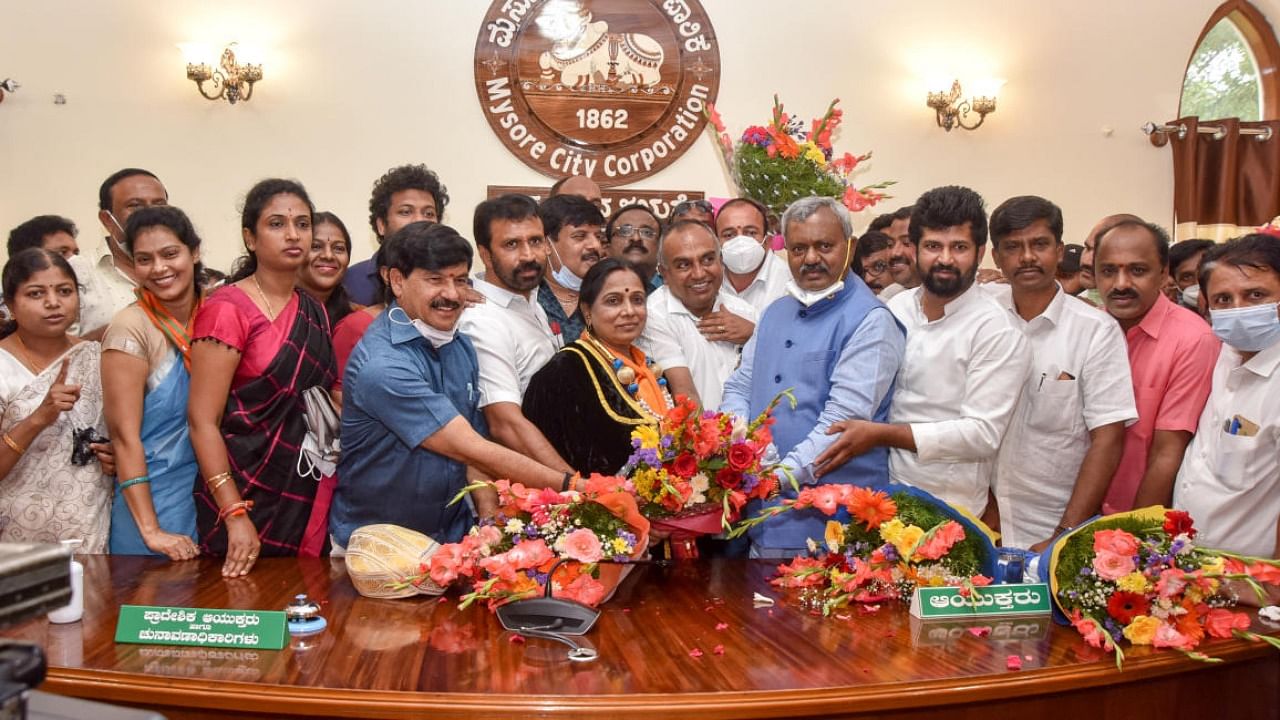 BJP leaders, including District in-Charge Minister S T Somashekar greet Mayor Sunanda Palanetra in Mysuru. Credit: DH File Photo