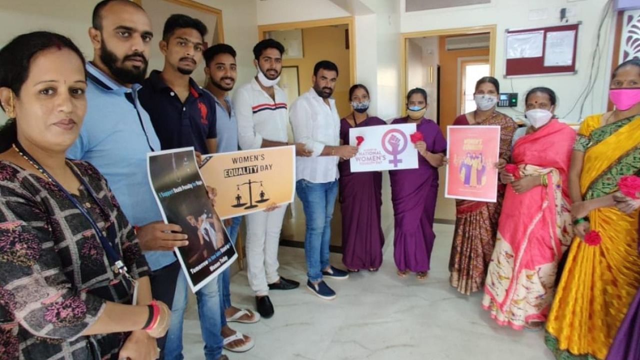 Member of VKS Foundation and National Hindu Committee greet women staff of house-keeping and security at Ramakrishna Hospital in Mysuru. Credit: DH Photo