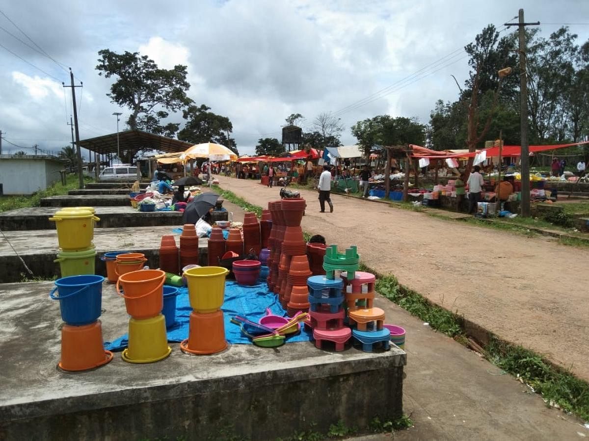 The shandy market in Shanivarasanthe was bereft of consumers on Friday. Credit: DH photo