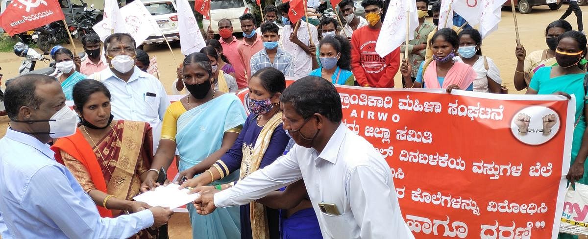 Members of the Akhila Bharatha Kranthikari Mahila Sanghatane district unit held a protest in Kushalnagar.