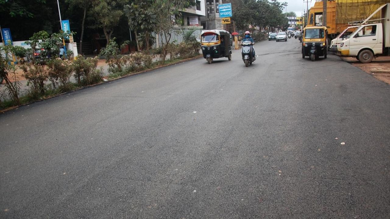 A newly laid road between Akshay Park Colony circle and Hotel Denissons in Hubballi. Residents charge that the road was relaid to facilitate VVIP movement for Union Minister Pralhad Joshi's daughter wedding on September 2. Credit: DH photo
