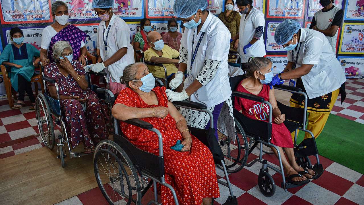 Medics administer the first dose of Covid-19 vaccine to senior citizens, at the Global Hospital Vaccination Center in Thane. Credit: PTI Photo