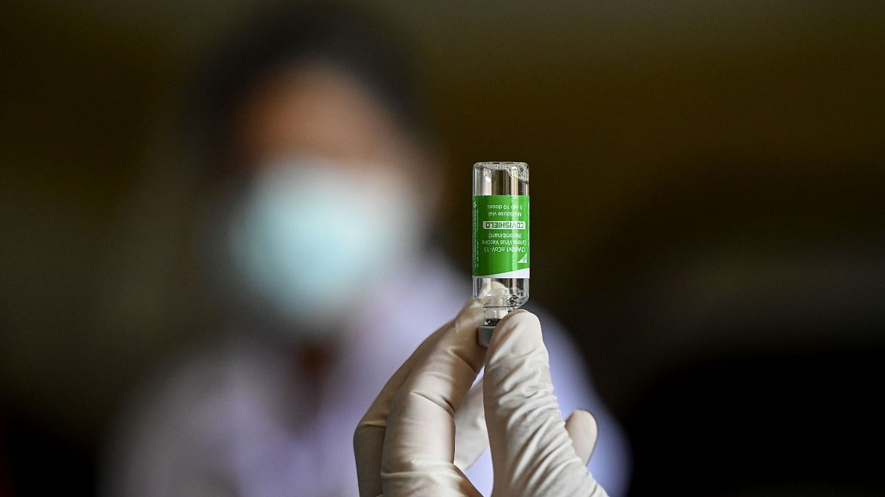 A health worker prepares a dose of SII's Covishield Covid-19 vaccine. Credit: AFP File Photo