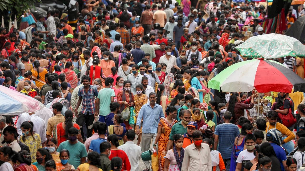 A crowded weekly market amid Covid-19 pandemic, at Kandivali in Mumbai, Wednesday, September 1, 2021. Credit: PTI Photo