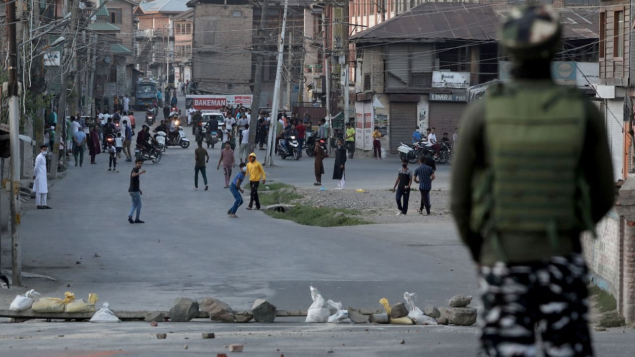Kashmiri demonstrators throw stones towards Indian security forces during a clash following the death of Syed Ali Shah Geelani in Srinagar. Credit: Reuters Photo