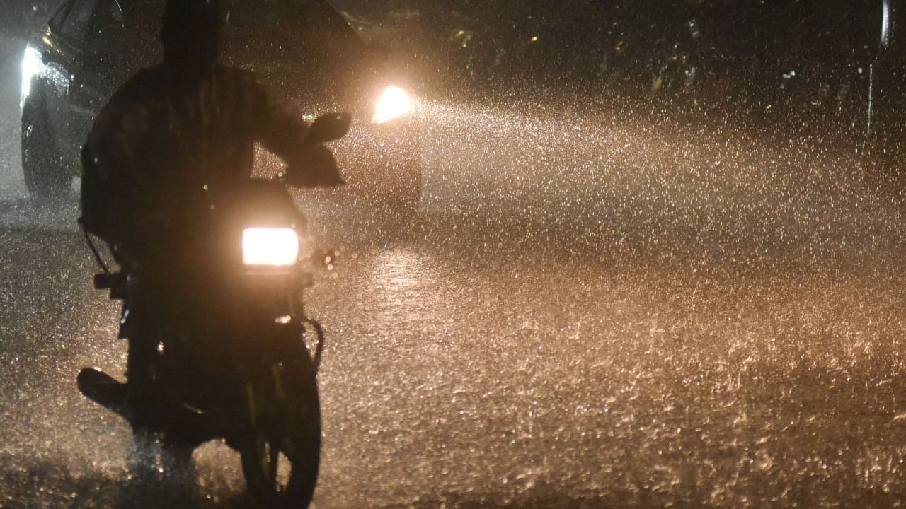 Late evening showers that lashed Bengaluru caught motorists unawares on Thursday. Credit: DH Photo