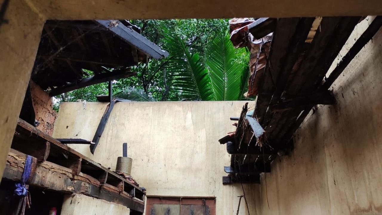 The roof of a house collapsed near 10th Thokur Lighthouse in Haleyangadi. Credit: DH Photo