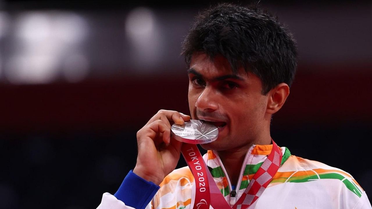 <div class="paragraphs"><p>Suhas Yathiraj posing with the silver medal at the Tokyo 2020 Paralympics.</p></div>