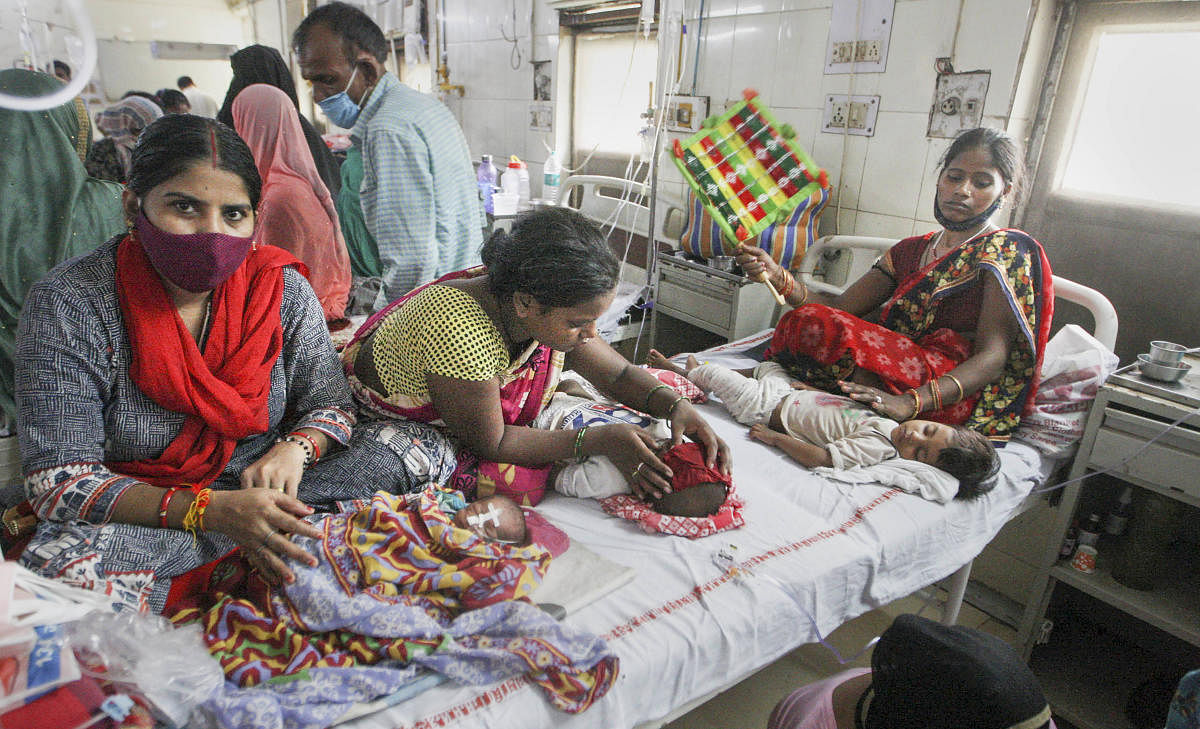 Children undergo treatment for viral fever inside the emergency ward of children's government hospital in Prayagraj. Credit: PTI Photo