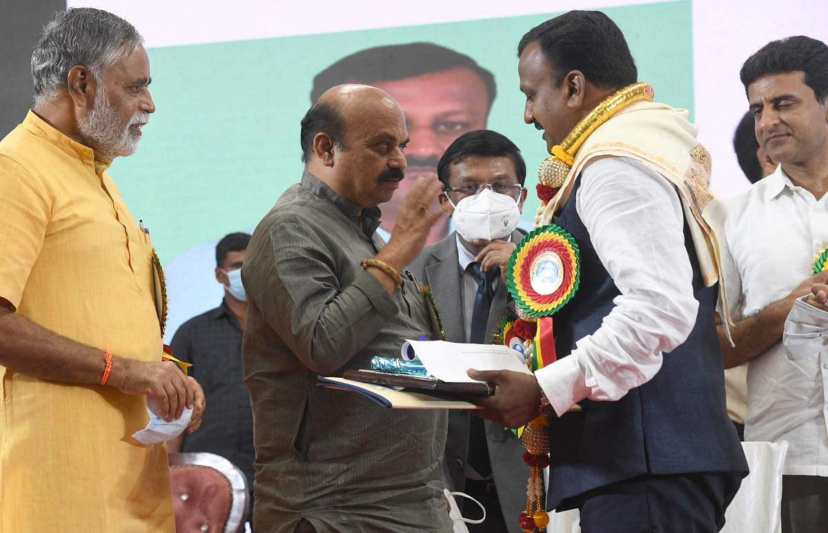 Chief Minister Basavaraja Bommai shares a word with a Best Teacher awardee during the Teachers' Day celebration in Bengaluru on Sunday. Primary and Secondary Education B C Nagesh and MLA Rizwan Arshad are seen. Credit: DH Photo/B H Shivakumar