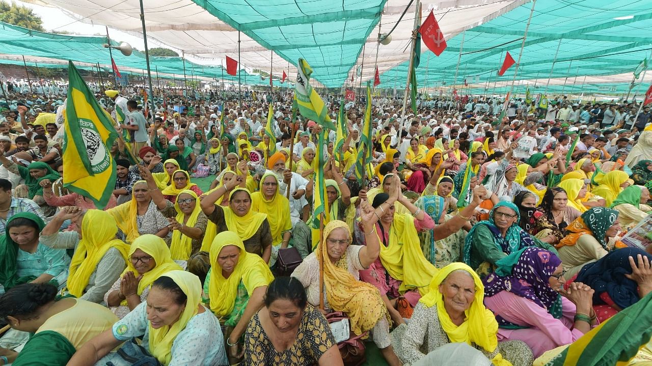 Farmers in large numbers attend Kisan Mahapanchayat against Centre's farm reform laws, in Muzaffarnagar. Credit: PTI Photo