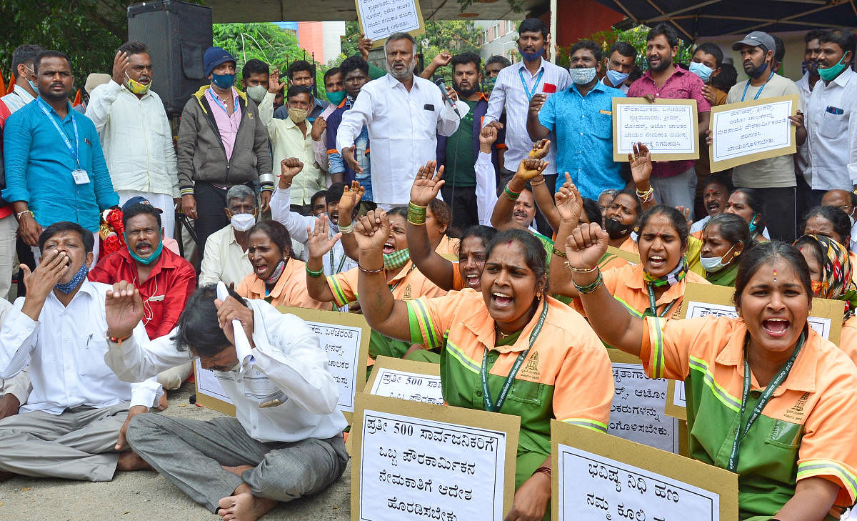 Members of the Karnataka Pourakarmika Association stage a protest on Monday. Credit: DH Photo/Ranju P