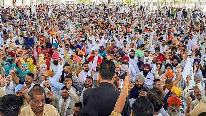 Farmers take part in a Maha Panchayat by Sanyukt Kisaan Morcha after police baton-charged the protesting farmers yesterday, at Gharaunda Grain market in Karnal, Monday, August 30, 2021. Credit: PTI File Photo