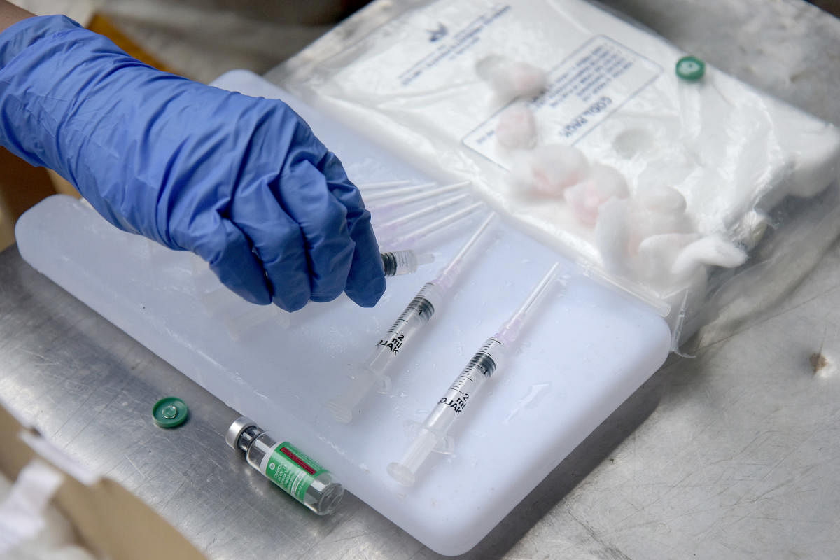 A medical staff prepares Covid-19 vaccine during a vaccination drive. Credit: DH File Photo