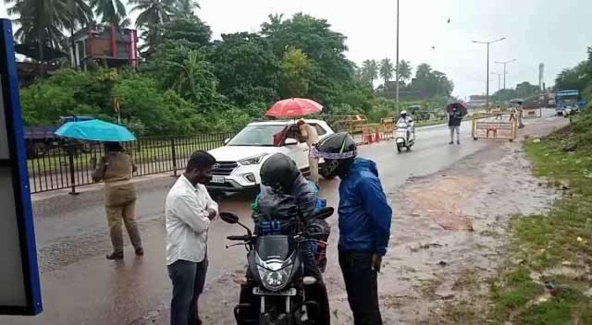 Police personnel check the vehicles at Talapady check post. Credit: Special Arrangement